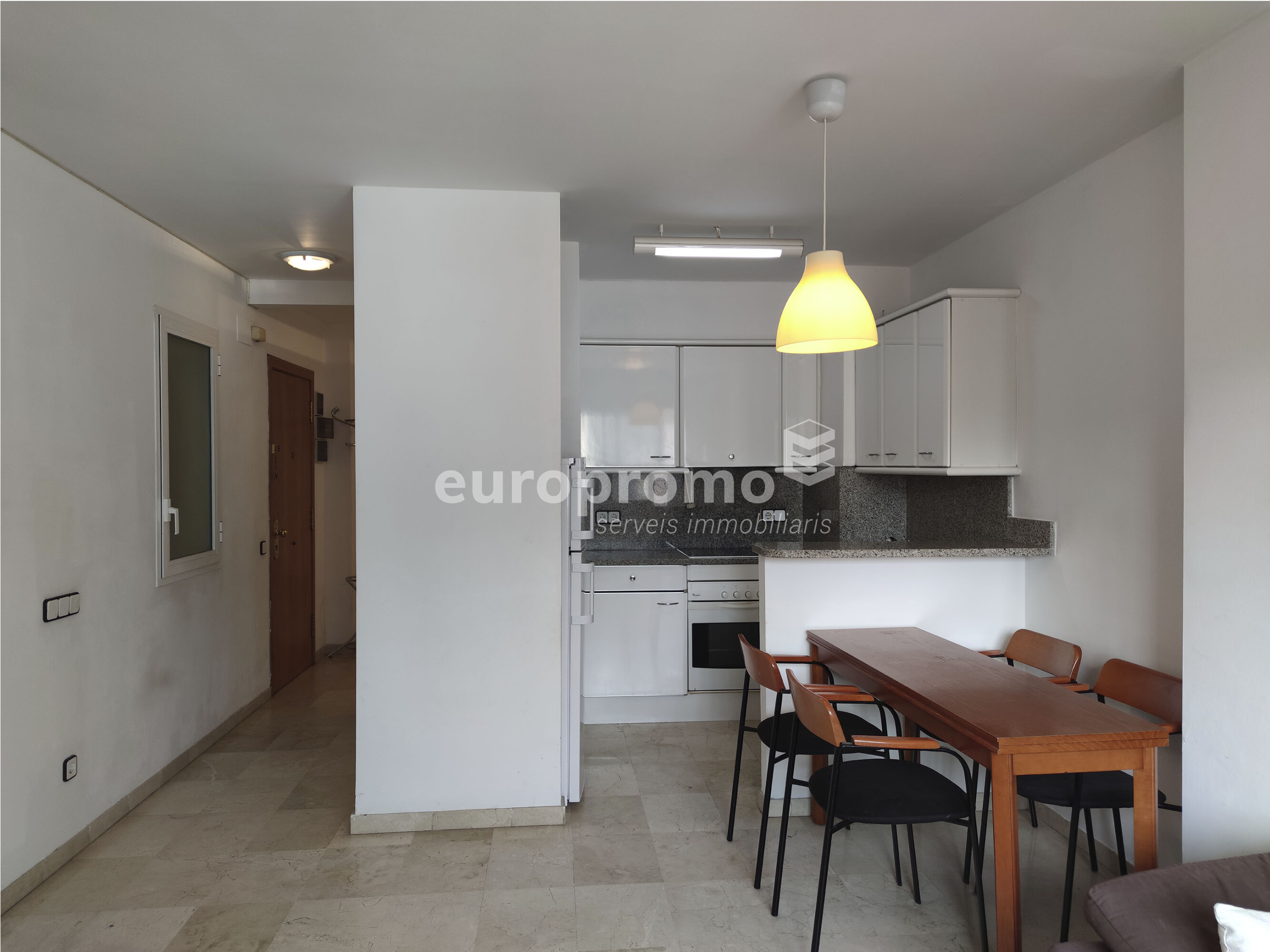 Pis acollidor d'una habitació amb despatx al centre de Girona!